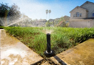 slide /fotky20016/slider/sprinkler-low-angle.jpg